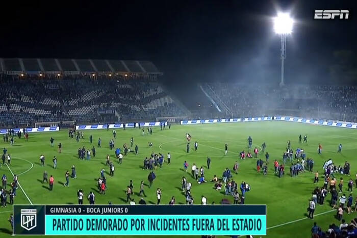 Tragedia przed meczem w Argentynie. Jedna osoba zmarła, kibice uciekali przed gazem na boisko [WIDEO]