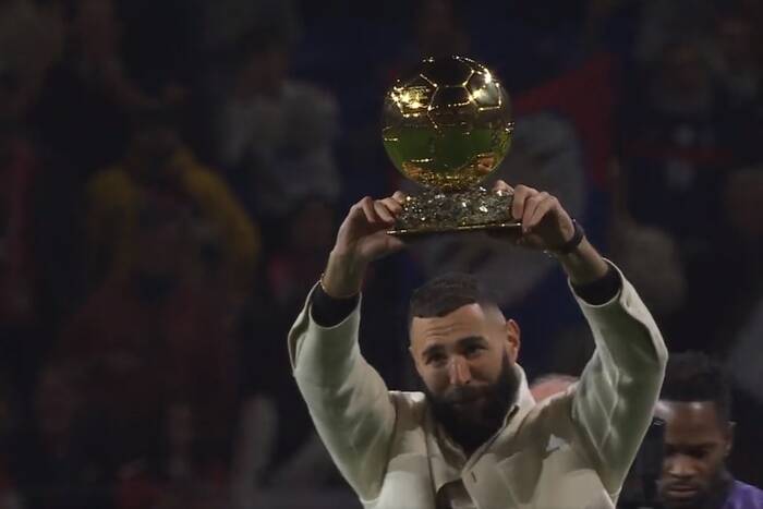 Karim Benzema przywiózł Złotą Piłkę do Lyonu. Wyjątkowe przyjęcie napastnika Realu Madryt [WIDEO]