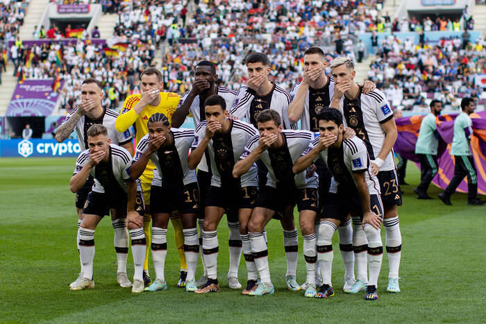 Specjalny gest Niemców przed meczem z Japonią. Odpowiedzieli na kontrowersyjne działania FIFA 