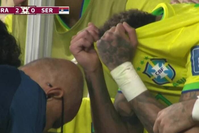 Kontuzja Neymara w pierwszym meczu mundialu! Załamany skrył twarz w dłoniach, musiał zejść z boiska