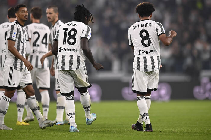 Pomocnik Juventusu negocjuje z klubem Premier League. Niedługo może opuścić Turyn