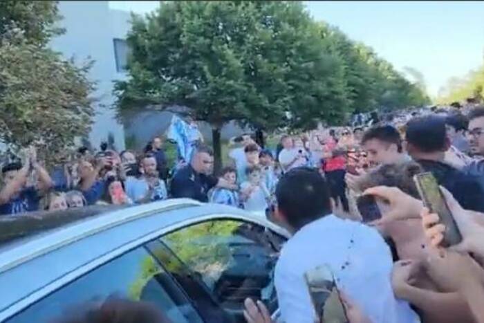 Szalone sceny przed domem Leo Messiego. Tak ludzie powitali mistrza świata [WIDEO]