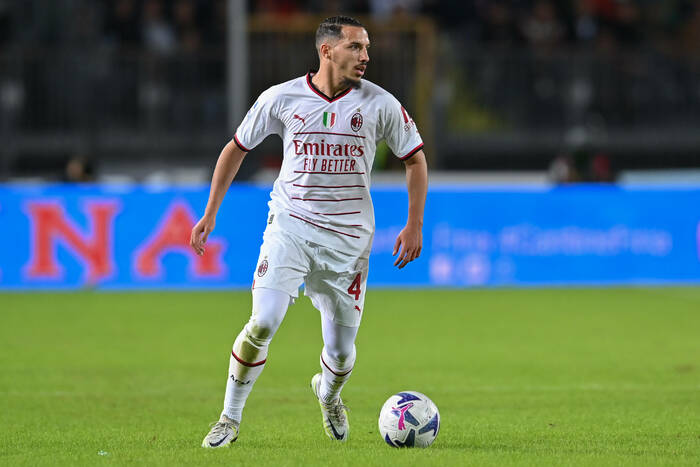 AC Milan chce przedłużyć kontrakt z podstawowym piłkarzem. Pomocnik dostał ofertę podwyżki
