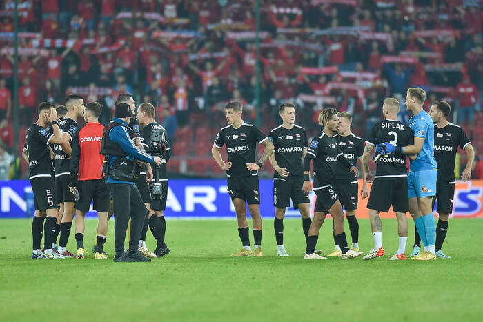 Lech Poznań i Legia Warszawa walczą o jednego piłkarza. Możliwy głośny transfer wewnątrz Ekstraklasy
