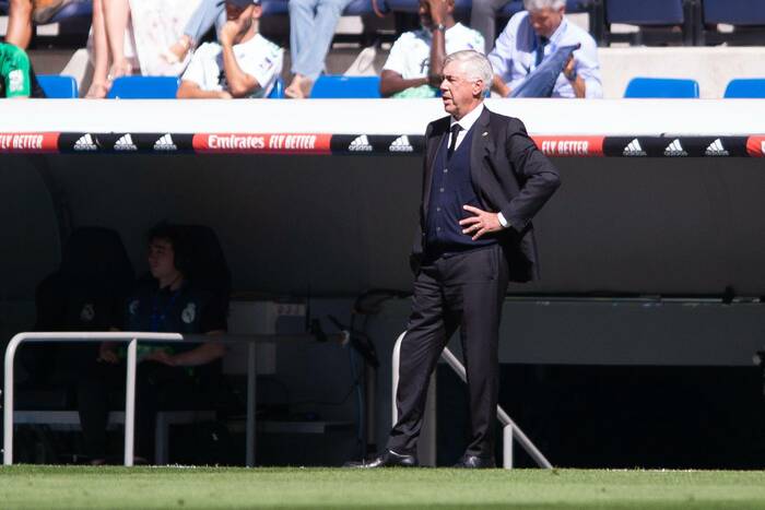 "Jest wielkim pomocnikiem". Carlo Ancelotti pochwalił piłkarza łączonego z Realem Madryt