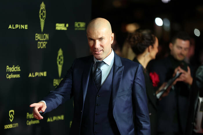 Zinedine Zidane chce wrócić na ławkę trenerską. Francuz rozważa cztery kluby