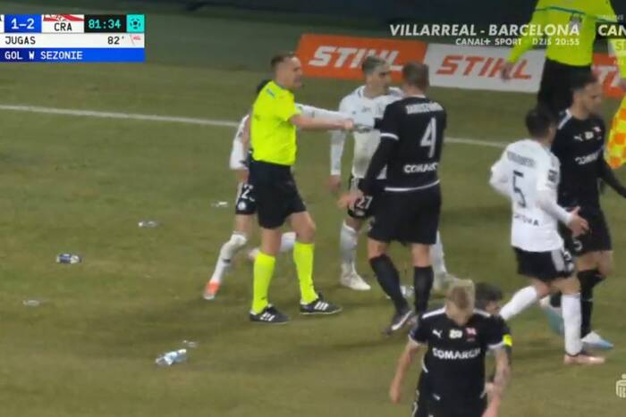 Kibice Legii rzucali butelkami w piłkarzy Cracovii. Josue ruszył do rywali, gorąco przy Łazienkowskiej [WIDEO]