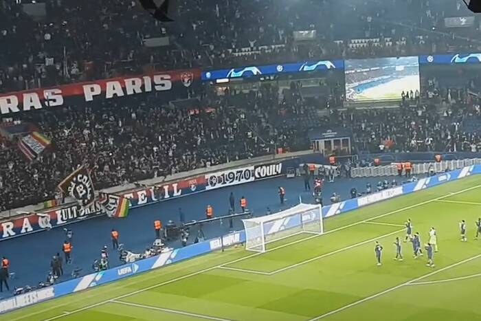 Messi oko w oko z ultrasami PSG. Największe gwiazdy "na dywaniku" u kibiców [WIDEO]