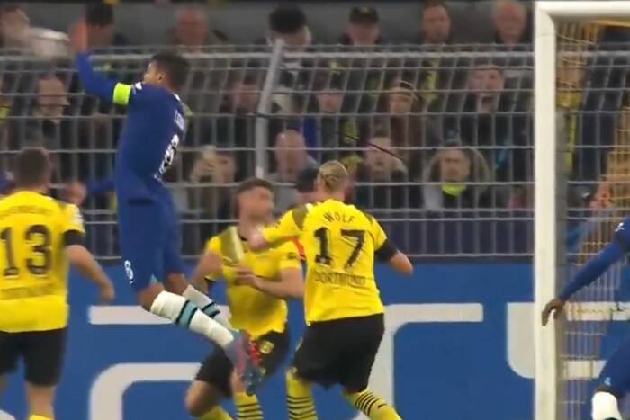 Thiago Silva niczym Diego Maradona. Piłkarz Chelsea strzelił gola ręką, zarobił żółtą kartkę [WIDEO]
