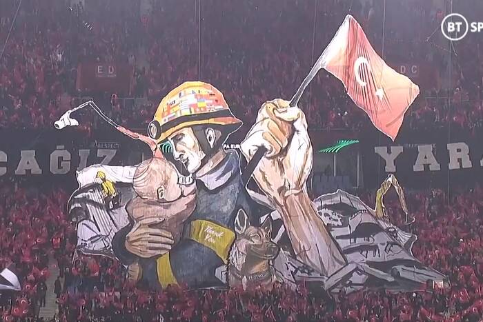 Poruszająca oprawa fanów Trabzonsporu. Oddali hołd ratownikom pracującym w Turcji po trzęsieniu ziemi [WIDEO]