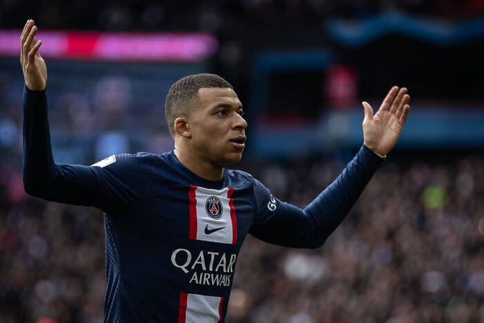 Mbappe nie może znieść amatorki PSG. Dyrektor w roli trenera, Messi zamaskował syf. "Czy leci z nami pilot?"