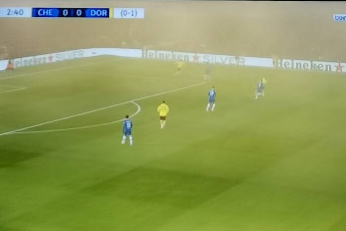 Na Stamford Bridge było żółto. Kibice Borussii Dortmund zrobili dym na stadionie Chelsea [WIDEO]