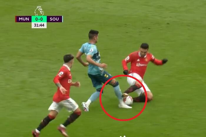 Casemiro mógł złamać nogę rywalowi! Lider Manchesteru United z kolejną czerwoną kartką