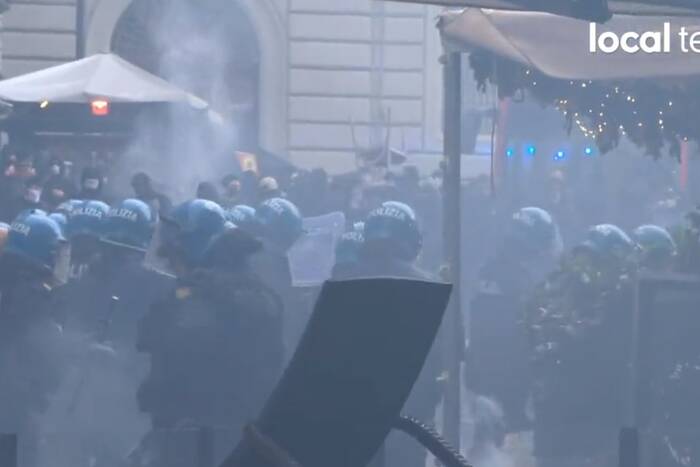 Niemieccy kibole demolują Neapol przed meczem LM! Niszczą knajpki, podpalają auta, walczą z policją [WIDEO]