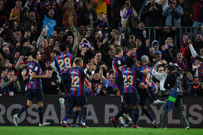 FC Barcelona rzutem na taśmę pokonała Real Madryt! Gol w doliczonym czasie, kluczowa piętka "Lewego" [WIDEO]