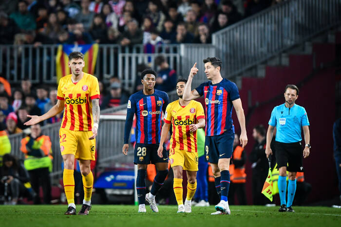 Barcelona szuka alternatywy dla Roberta Lewandowskiego. Dwóch młodych napastników na liście życzeń