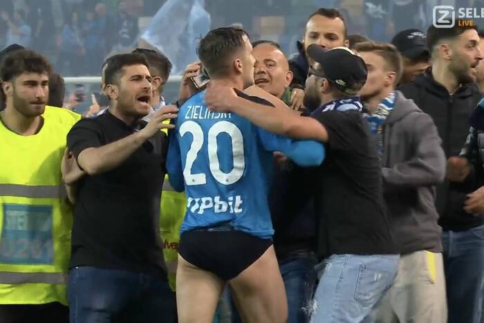 Szaleństwo w Udine po mistrzostwie dla Napoli. Kibice chcieli zmusić Zielińskiego do oddania koszulki [WIDEO]