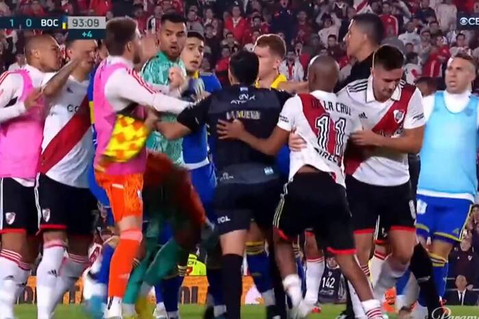 Wielka awantura między piłkarzami River Plate i Boca Juniors! Sędzia pokazał sześć czerwonych kartek [WIDEO]