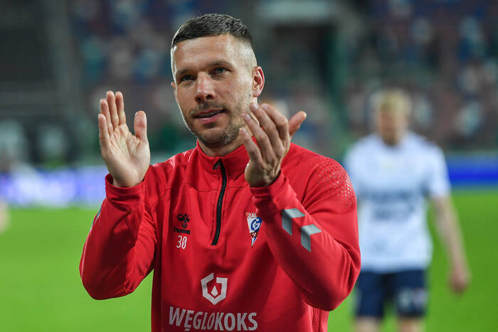 "Problem jest szerszy". Podolski mówił o reprezentacji Polski. Jasne stanowisko ws. zabrania opaski "Lewemu"
