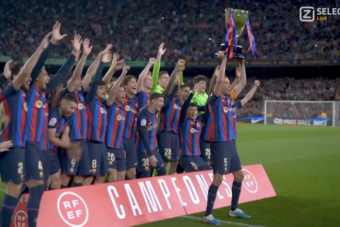 Tak Lewandowski i spółka świętowali mistrzostwo. Wielka feta na stadionie FC Barcelony [WIDEO]