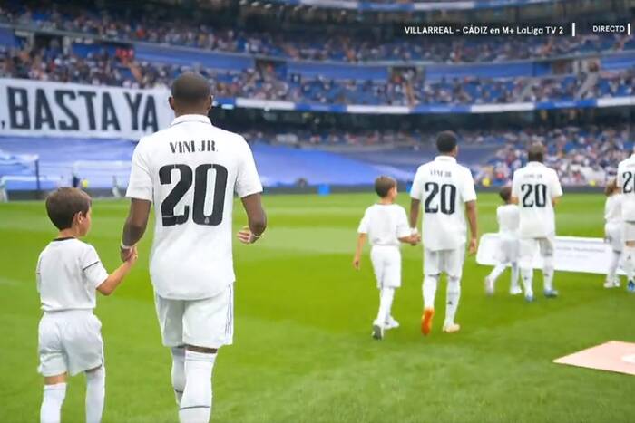 Real Madryt wsparł Viniciusa Juniora. Wymowne sceny na Santiago Bernabeu [WIDEO]