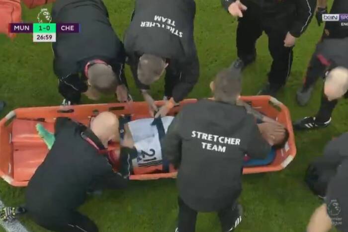 Fatalna kontuzja gwiazdy Manchesteru United! Piłkarz opuścił boisko na noszach i ze łzami w oczach [WIDEO]