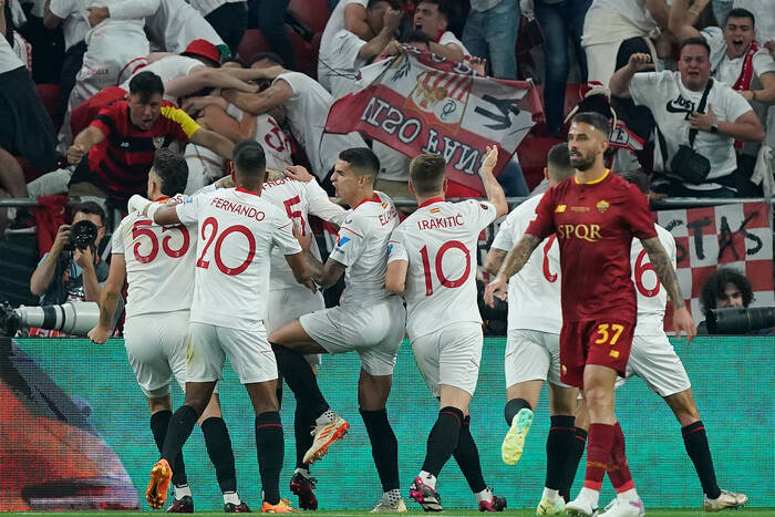 Sevilla zdobyła Ligę Europy! Szalony finał przeciwko AS Romie, Mourinho i karne w rolach głównych [WIDEO]