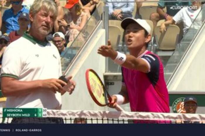 Tenisista wpadł w szał na Roland Garros. Najpierw rzucona rakieta, później długa kłótnia z sędzią [WIDEO]