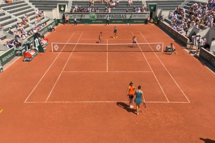 Szokująca dyskwalifikacja na Roland Garros. Mecz przerwany po uderzeniu piłką w głowę [WIDEO]