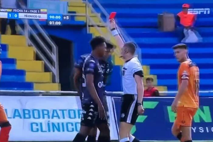 Skandal w jednej z lig. Piłkarz nie wytrzymał, zaatakował arbitra. Sędzia padł na murawę [WIDEO]