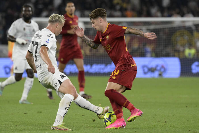 AS Roma blisko ważnej sprzedaży. Ten transfer może pomóc w pozostaniu Nicoli Zalewskiego