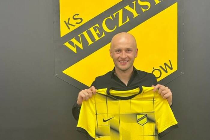 Wieczysta Kraków ogłosiła hitowy transfer! Były reprezentant Polski przenosi się do trzeciej ligi