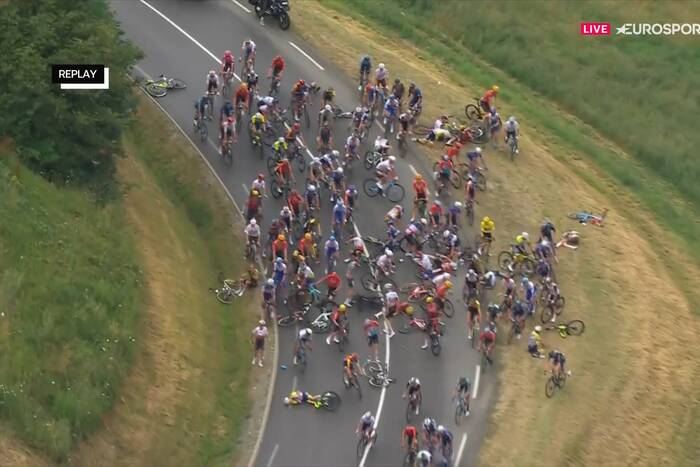 Fatalna kraska na Tour de France! Trzech zawodników wycofało się z wyścigu [WIDEO]