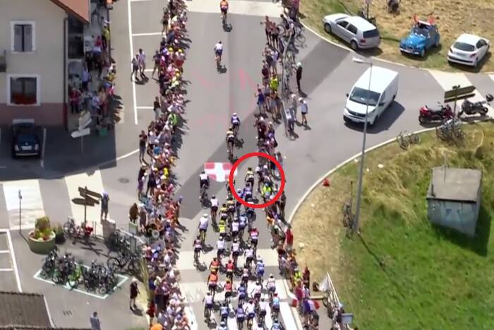 Wielki karambol na trasie Tour de France. Bezmyślny kibic wywrócił pół peletonu [WIDEO]