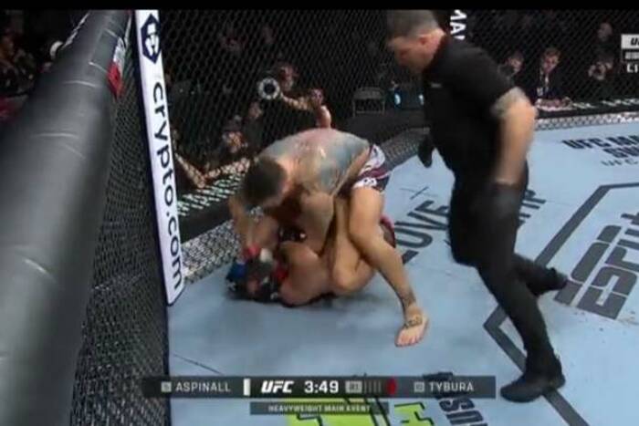 Polak znokautowany w walce wieczoru na gali UFC. Błyskawiczna porażka w hitowym starciu [WIDEO]