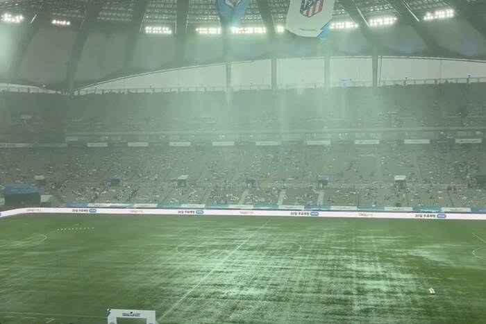 Niesamowite sceny przed meczem Man City z Atletico! Boisko zamieniło się w basen [WIDEO]