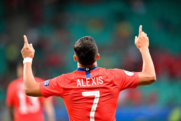 Koniec "bezrobocia" Alexisa Sancheza? Transfer uzależniony od… innego transferu