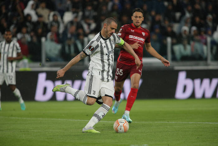 Leonardo Bonucci zaoferowany uznanej drużynie. Stoper Juventusu musiałby pójść na spore ustępstwa