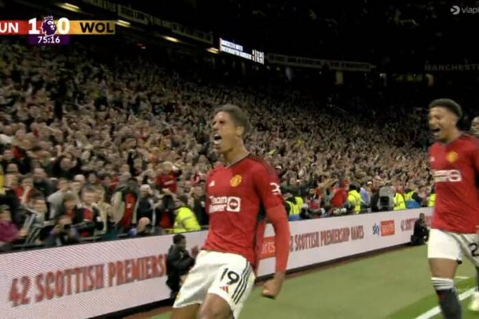 Zwycięstwo Manchesteru United w pierwszej kolejce! Decydujący gol Varane'a, kontrowersja w końcówce [WIDEO]