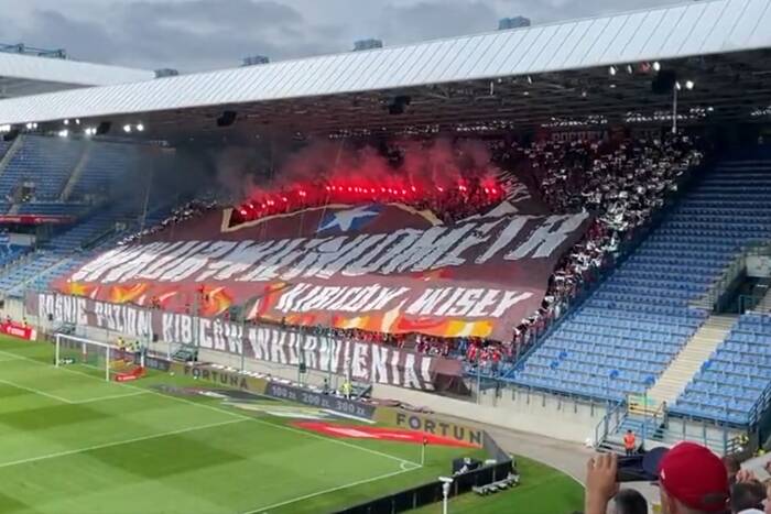 "Wk***ieniometr". Kibice Wisły Kraków tracą cierpliwość, nietypowa oprawa ultrasów [WIDEO]