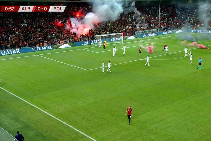 Race na murawie tuż po pierwszym gwizdku arbitra. Albańscy kibice błyskawicznie dali o sobie znać [WIDEO]