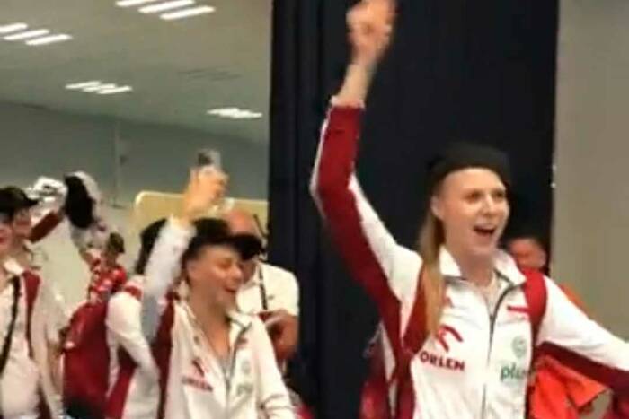 Tak polskie siatkarki świętowały awans na Igrzyska Olimpijskie. Rozśpiewane biało-czerwone [WIDEO]
