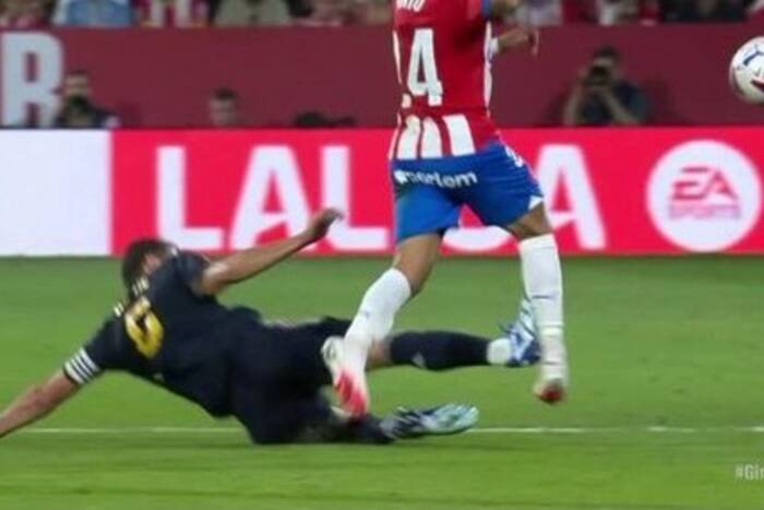 Bandycki wślizg piłkarza Realu Madryt. Poszkodowany przeciwnik został przewieziony do szpitala [WIDEO]