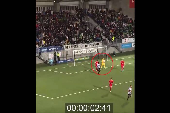Bramkarz zachowywał się jak w cyrku. Po chwili dopadła go karma [WIDEO]