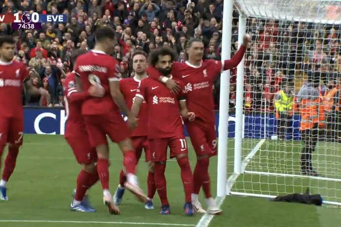 Liverpool wyrwał zwycięstwo w derbach! Rzut karny uratował "The Reds"! [WIDEO]