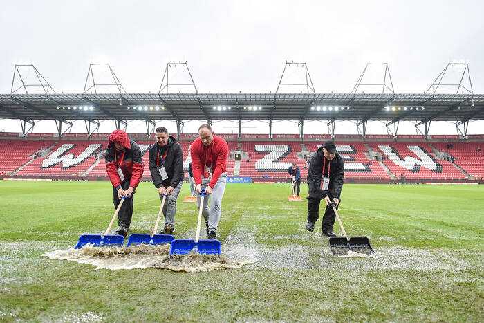 "Piłkarze chcieli grać. Decyzja sędziego jest niezrozumiała". Prezes Widzewa grzmi po odwołanym meczu