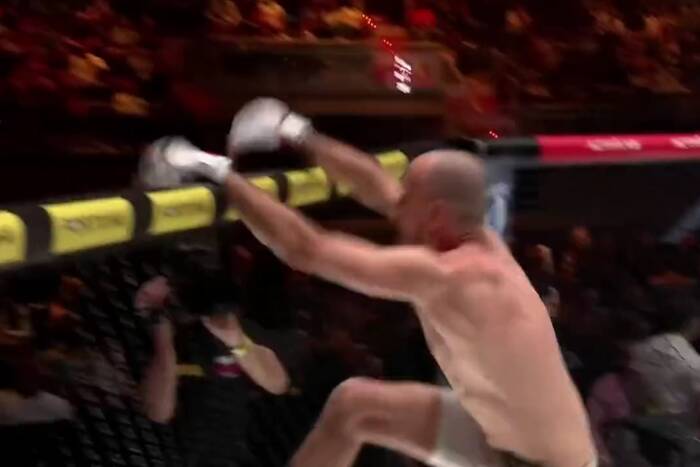 Chciał wskoczyć na klatkę, wyszła kompromitacja. Komiczna celebracja freak-fightera [WIDEO]