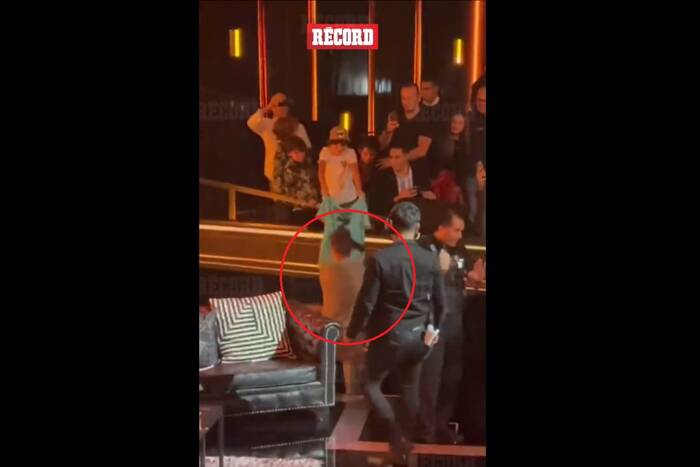 Gerard Pique spadł ze sceny. Widowiskowy upadek podczas rozdawania autografów [WIDEO]