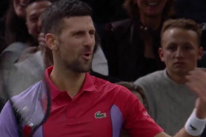 Novak Djoković ponownie w akcji. Został wygwizdany przez kibiców, odpowiedział zaskakującym gestem [WIDEO]