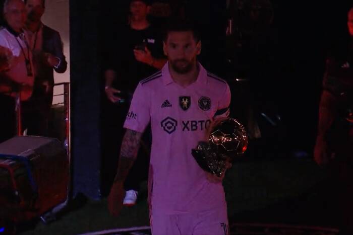 Leo Messi zaprezentował Złotą Piłkę przed kibicami Interu Miami. Wielka wrzawa na trybunach [WIDEO]